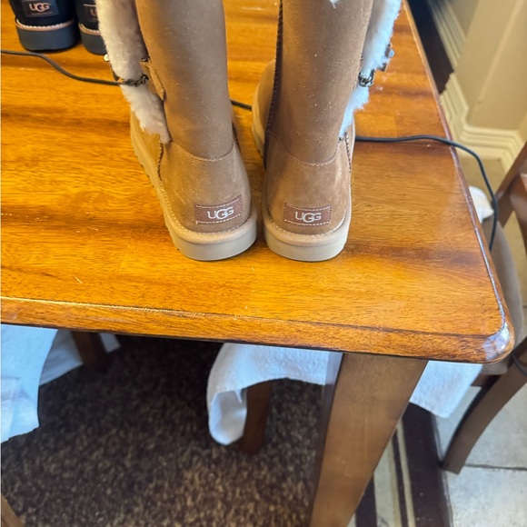 Beautiful- Tan UGG Boots NWT - Picture 4 of 5